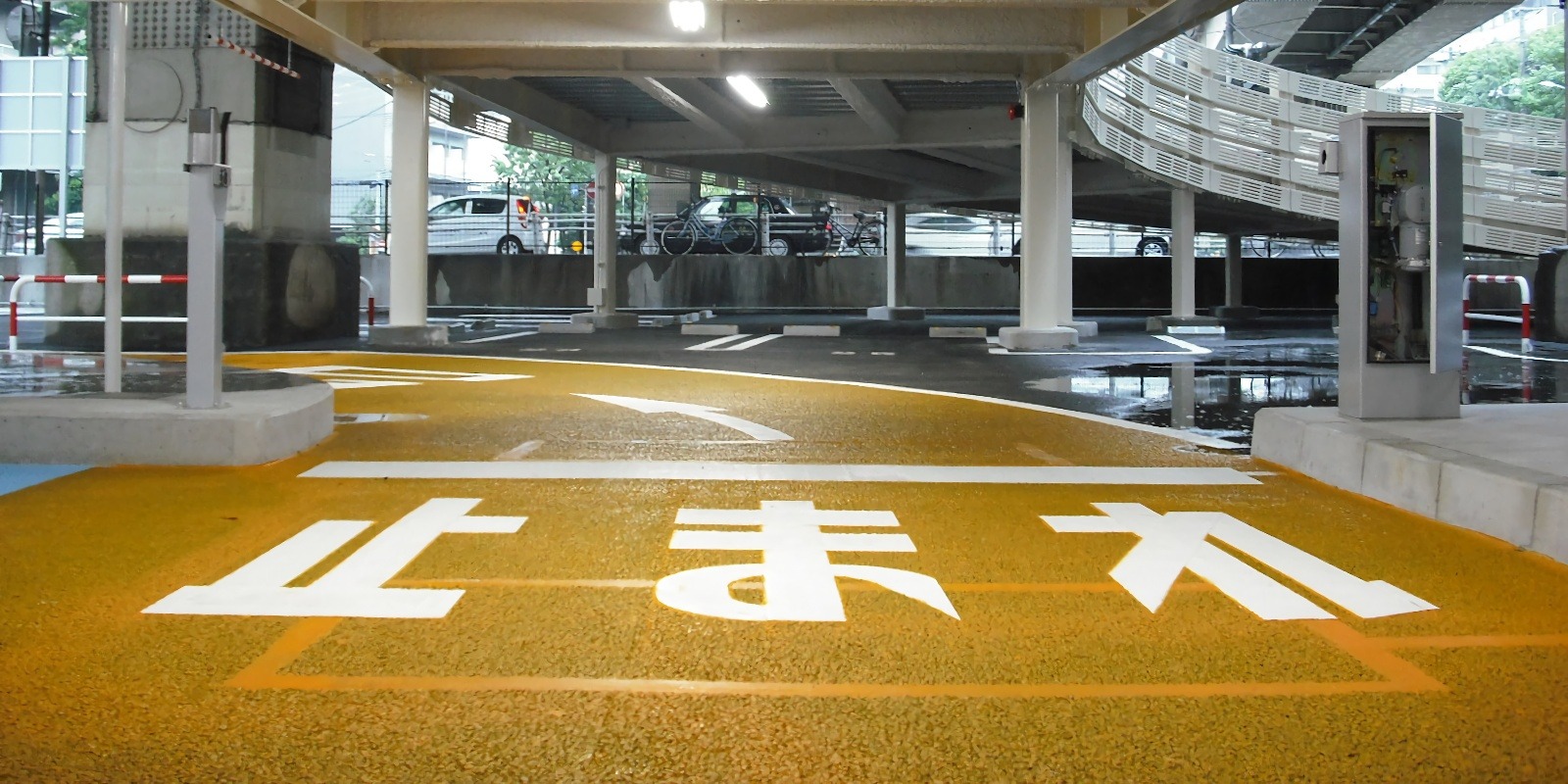 三和工営株式会社　駐車場白線工事